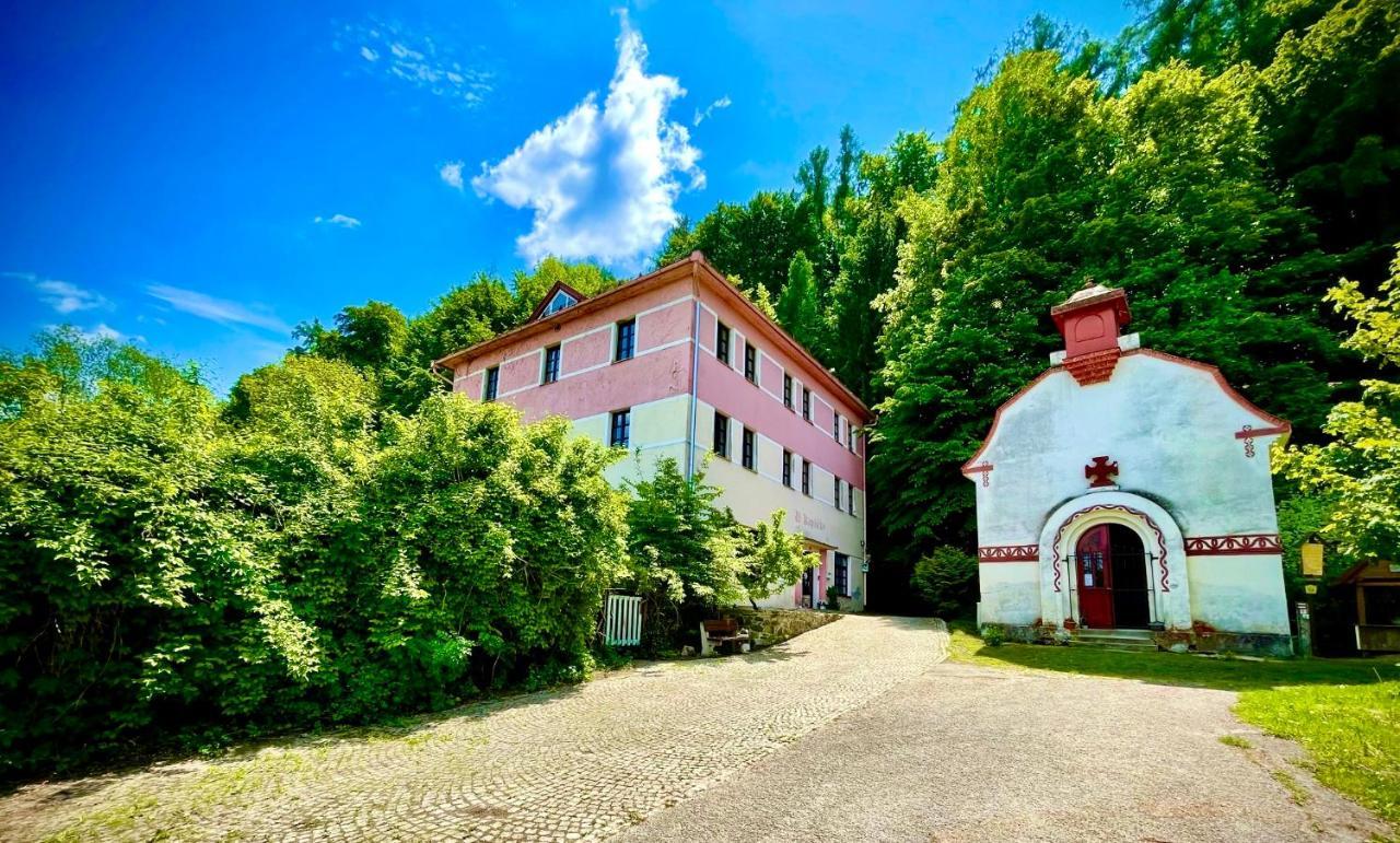 Haraburdi Recyclart Hotel Kostelec nad Orlicí Zewnętrze zdjęcie