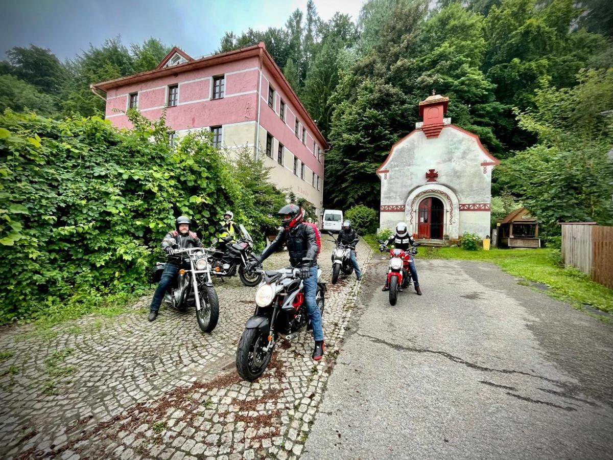 Haraburdi Recyclart Hotel Kostelec nad Orlicí Zewnętrze zdjęcie