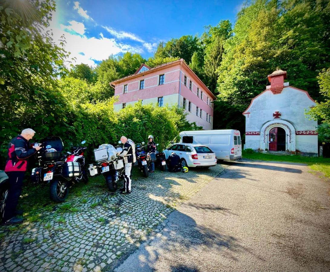 Haraburdi Recyclart Hotel Kostelec nad Orlicí Zewnętrze zdjęcie