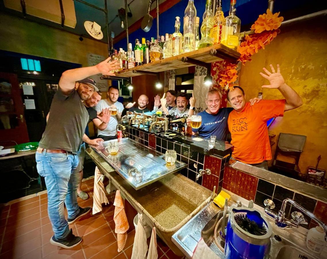 Haraburdi Recyclart Hotel Kostelec nad Orlicí Zewnętrze zdjęcie