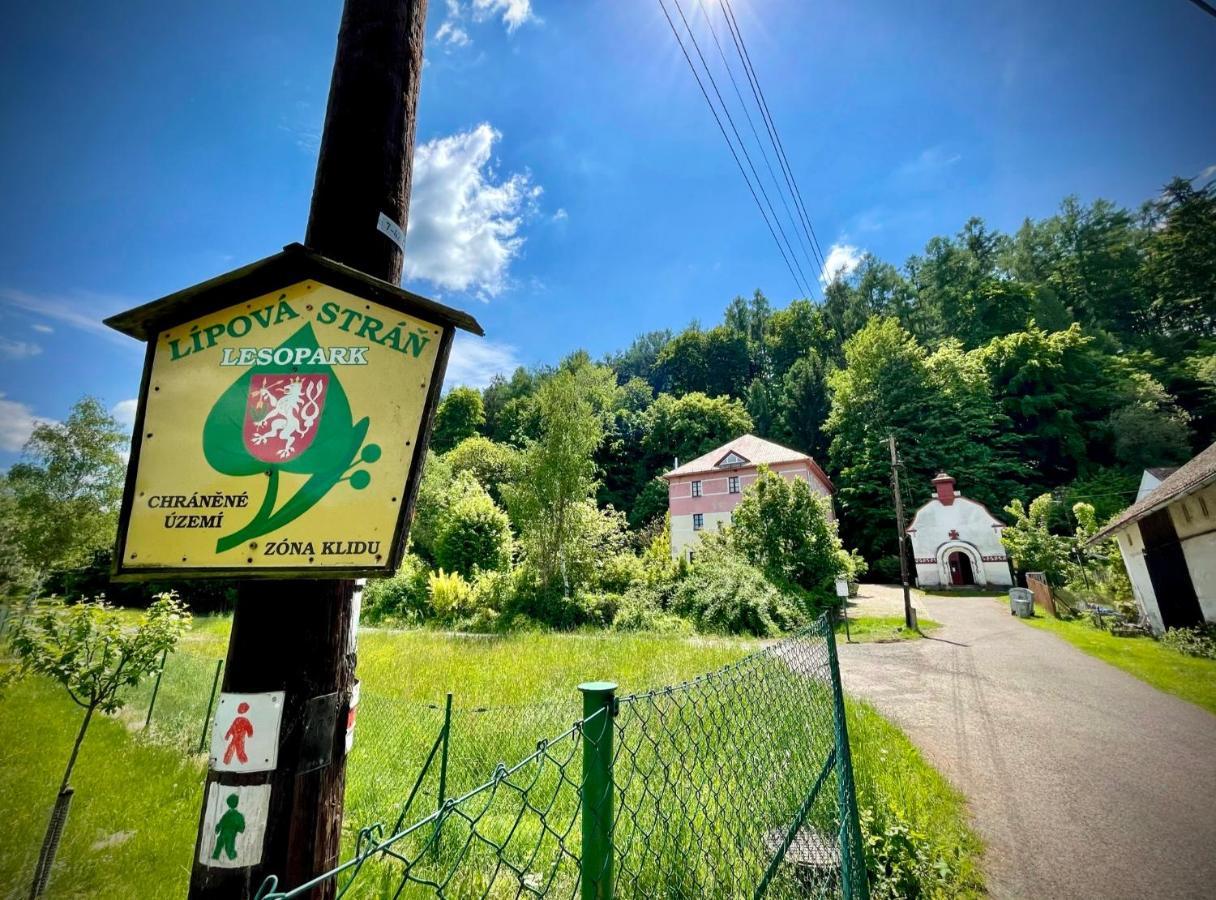 Haraburdi Recyclart Hotel Kostelec nad Orlicí Zewnętrze zdjęcie