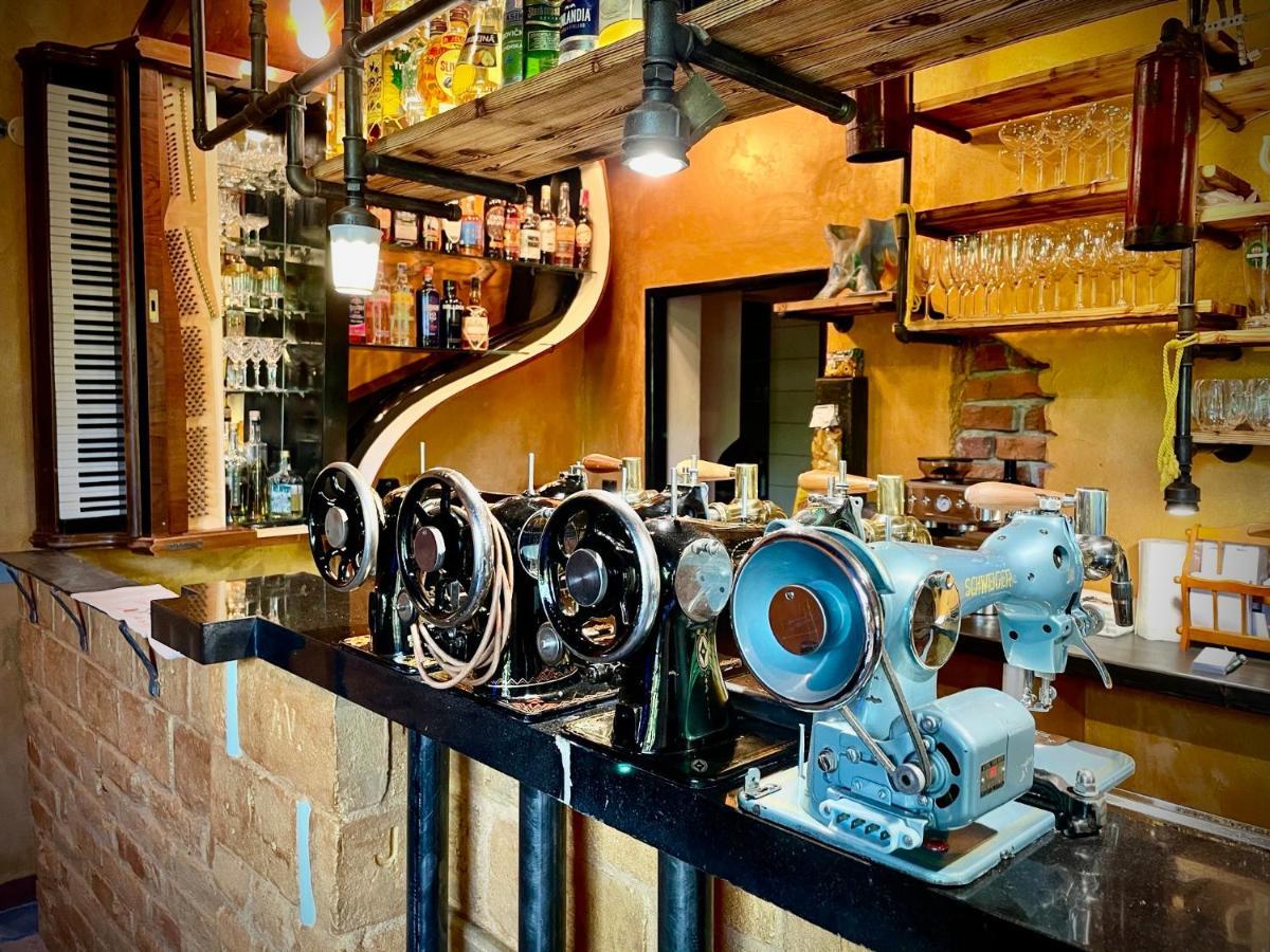 Haraburdi Recyclart Hotel Kostelec nad Orlicí Zewnętrze zdjęcie