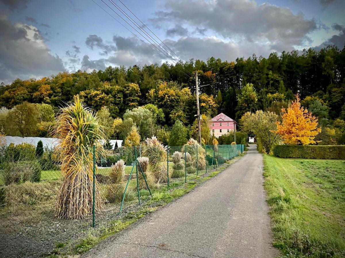 Haraburdi Recyclart Hotel Kostelec nad Orlicí Zewnętrze zdjęcie